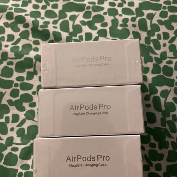 AirPods - Picture 5 of 6